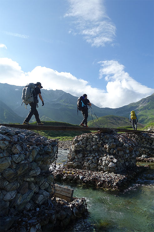 写真：仲間と歩く山行のイメージ